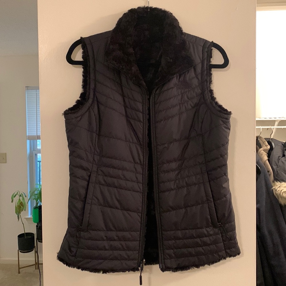 WOMEN’S THE NORTH FACE REVERSIBLE VEST - like new